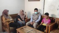 DITINJAU : Petugas Puskesmas Karawang, saat memantau kondisi kesehatan siswa SDN Nangewer yang diduga mengalami keracunan jajanan sekolah.(foto : ist)