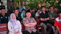 Caleg DPR RI nomor urut I Partai Gerindra Heri Gunawan bersama istri dan simpatisan Partai Gerindra nobar debat sebelumnya.