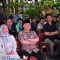 Caleg DPR RI nomor urut I Partai Gerindra Heri Gunawan bersama istri dan simpatisan Partai Gerindra nobar debat sebelumnya.