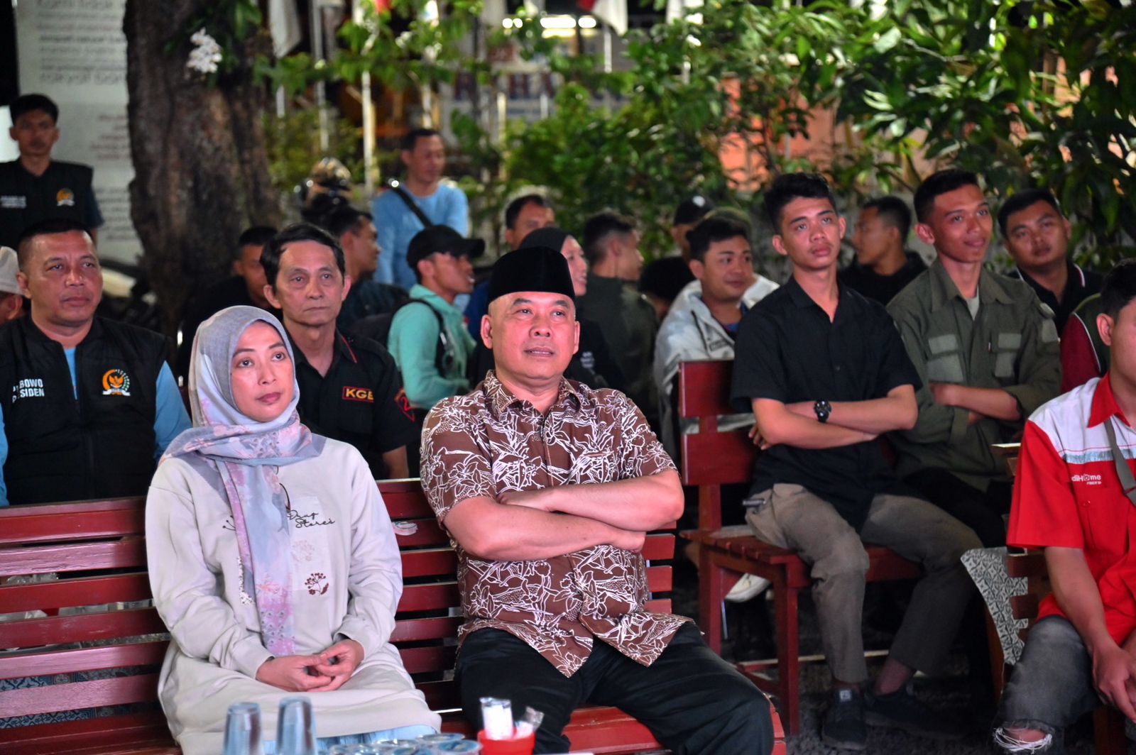 Caleg DPR RI nomor urut I Partai Gerindra Heri Gunawan bersama istri dan simpatisan Partai Gerindra nobar debat sebelumnya.