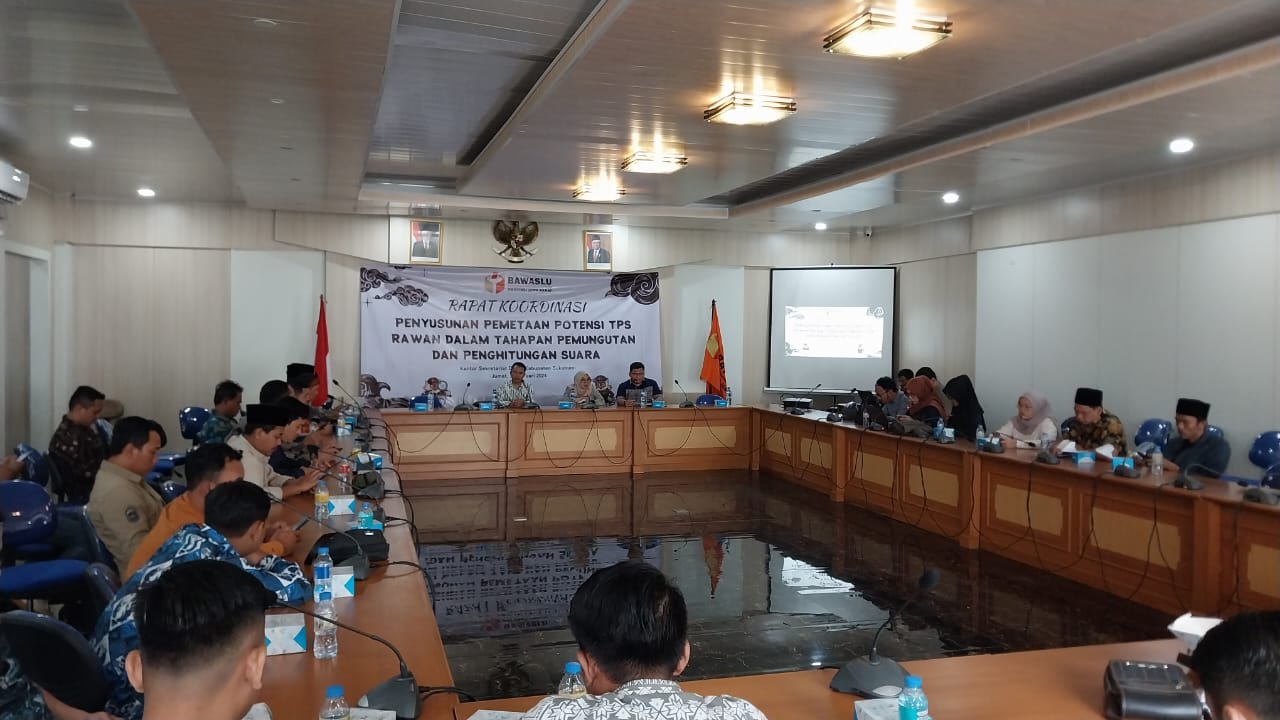 RAKOR : Bawaslu Jabar saat melaksanakan rapat kordinasi penyusunan pemetaan potensi TPS rawan dalam tahapan pemungutan dan perhitungan suara di aula badan musyawarah gedung DPRD Kabupaten Sukabumi. Jumat, (2/2).