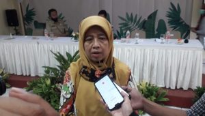 DIWAWANCARAI : Ketua P2TP2A Kabupaten Sukabumi. Hj. Yani Jatnika Marwan saat diwawancarai Radar Sukabumi.