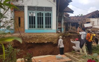 DITINJAU : Petugas PVMBG saat melakukan peninjauan ke lokasi retakan tanah di Dusun Ciherang, Desa Cijangkar, Kecamatan Nyalindung, Kabupaten Sukabumi pada 14 Februari 2021 lalu.(FOTO : DENDI/RADAR SUKABUMI)