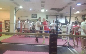 SEMANGAT:Kru Stephane, saat memberikan pelatihan tentang 3 Weapons For Fight yaitu Low Kick, Elbow dan Knee kepada para peserta seminar yang diselenggarakan oleh DCS Sukabumi, Sabtu (24/2/2024). (widi/radarsukabumi)