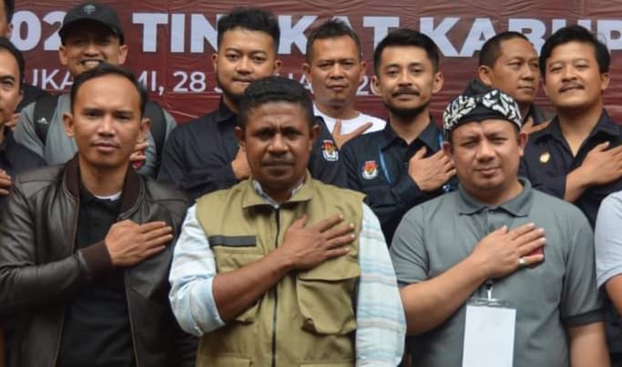 Ketua KPU Kabupaten Sukabumi Kasmin Belle saat bersama stakeholder