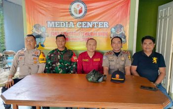 Panitia Pengawas Pemilu Kecamatan (Panwascam) Cibadak bersama Forkopimcam melaksanakan patroli pengawasan logistik sekaligus pengawasan pemungutan dan penghitungan suara di setiap Tempa Pemungutan Suara (TPS) yang ada di wilayah kerja.