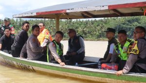 Rela Sebrangi Sungai, Kapolres Sukabumi Tinjau TPS Terjauh di Cibitung