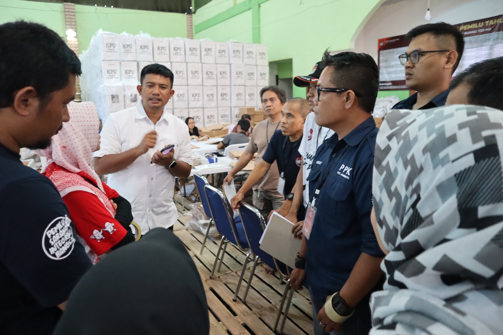 Ketua KPU Kota Sukabumi Imam Sutrisno memantau langsung proses pelipatan suara di gudang logistik KPU