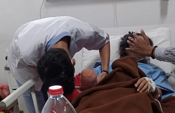 DITANGANI : Juita (18) karyawati PT ADJ Desa Cibodas, Kecamatan Bojonggenteng, Kabupaten Sukabumi, saat ditangani di RS Kartika Cibadak.(foto : ist)