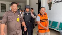 DITAHAN: Tiga mantan pejabat tinggi Perumda ATE Kabupaten Sukabumi, saat digiring petugas Kejaksaan Kabupaten Sukabumi untuk dijebloskan ke Lapas Kebon Waru Bandung pada Kamis (01/02).(FOTO : DENDI/RADAR SUKABUMI)