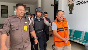 Penampakan Tiga Koruptor Mantan Pejabat Tinggi Perumda ATE Kabupaten Sukabumi, Bukan Sedih Malah Tertawa