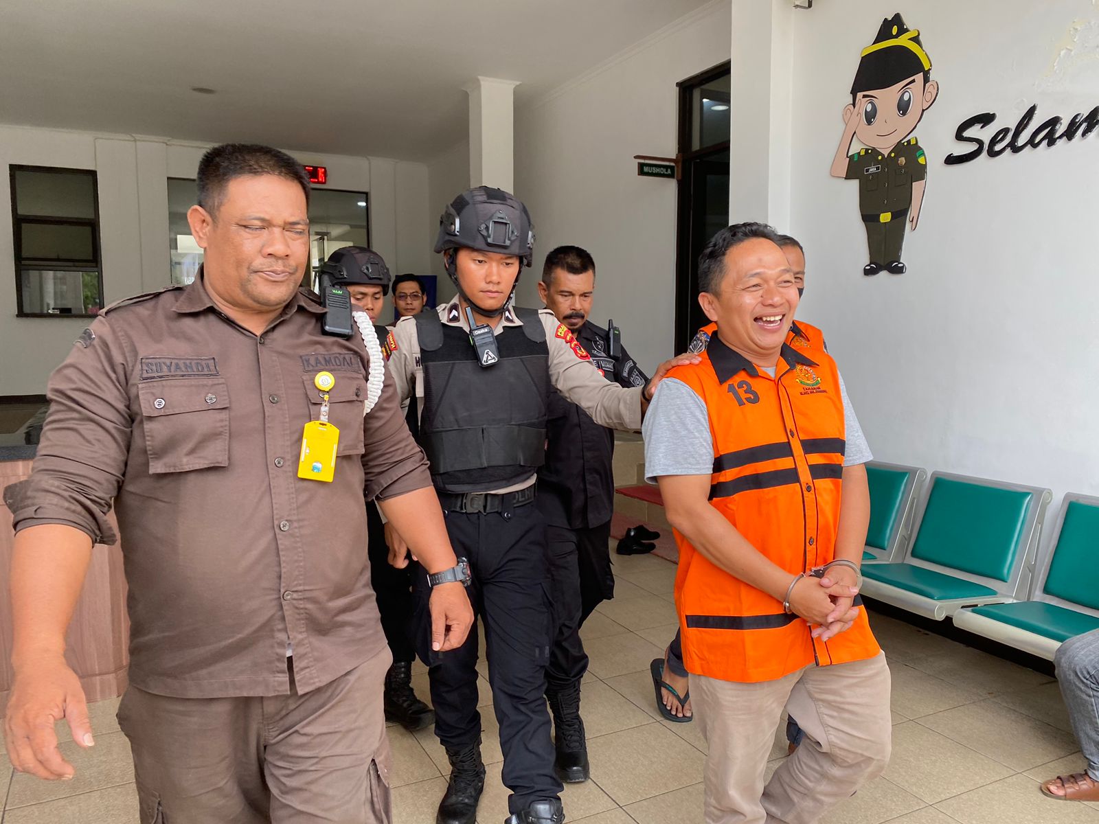 DITAHAN: Tiga mantan pejabat tinggi Perumda ATE Kabupaten Sukabumi, saat digiring petugas Kejaksaan Kabupaten Sukabumi untuk dijebloskan ke Lapas Kebon Waru Bandung pada Kamis (01/02).(FOTO : DENDI/RADAR SUKABUMI)