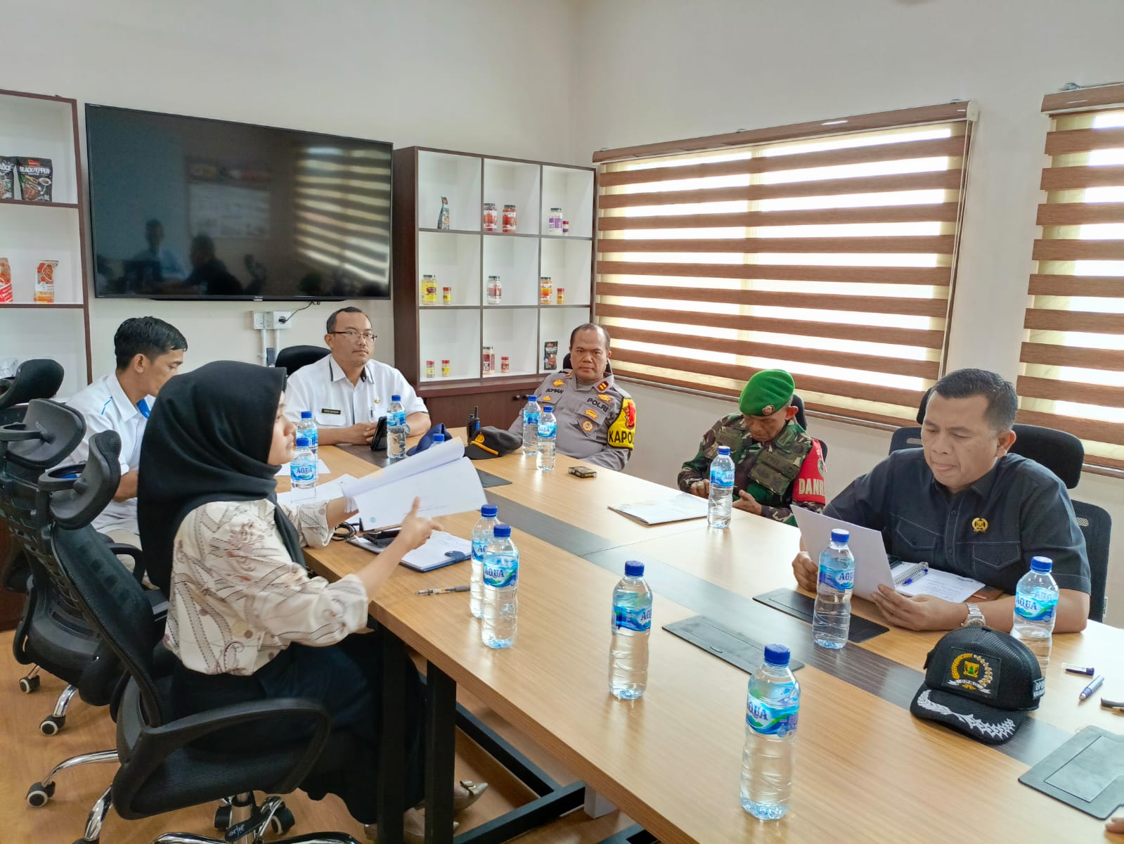 DISIDAK : Ketua Komisi IV DPRD Kabupaten Sukabumi, Hera bersama jajaranya, saat sidak PT ADJ di ruas Jalan Raya Pakuwon, Kilometer 5, RT 01/RW 01, Desa Cibodas, Kecamatan Bojonggenteng, Kabupaten Sukabumi.(FOTO : UNTUK RADAR SUKABUMI)