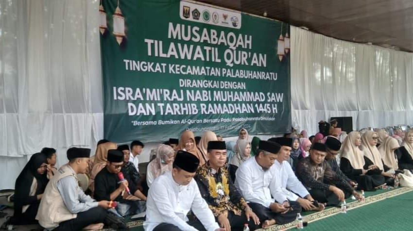 SERIUS : Suasana saat jajaran forkompimcam Palabuhanratu membuka acara MTQ di alun alun.