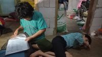 MEMILUKAN : Kondisi Iin dan Intan warga Cikakak Sukabumi yang memerlukan bantuan.