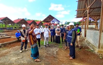 Kepala Divisi Pelaksanaan dan Monitoring Evaluasi Kemaslahatan - Badan Pengelola Keuangan Haji (BPKH) Indriayu Afriana (kanan) saat berbincang dengan penyintas di lokasi huntap Kampung Cimenteng Pasirsalam, Desa Kertaangsana, Nyalindung, Sukabumi, Jawa Barat, Jumat (9/2/2024).