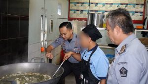 Jaga Kesehatan, Lapas Sukabumi Cek Makanan dan Kebersihan Dapur