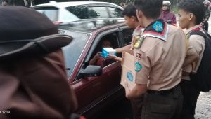 Pramuka MAN 1 Kota Sukabumi Tebar Kebaikan dengan Berbagi