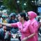 BERBAGI : Bhayangkari cabang Kabupaten Sukabumi saat membagikan takjil kepada pengendara.
