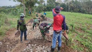 Anggota Satgas TMMD ke 119, Geber Pengerasan Jalan di Cibadak