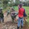 KOMPAK : Warga dan TNI, saat gotong royong melakukan percepatan pelaksanaan pekerjaan pengerasan jalan di Desa Tenjojaya, Kecamatan Cibadak, Kabupaten Sukabumi, pada Kamis (14/03). (FOTO : UNTUK RADAR SUKABUMI)