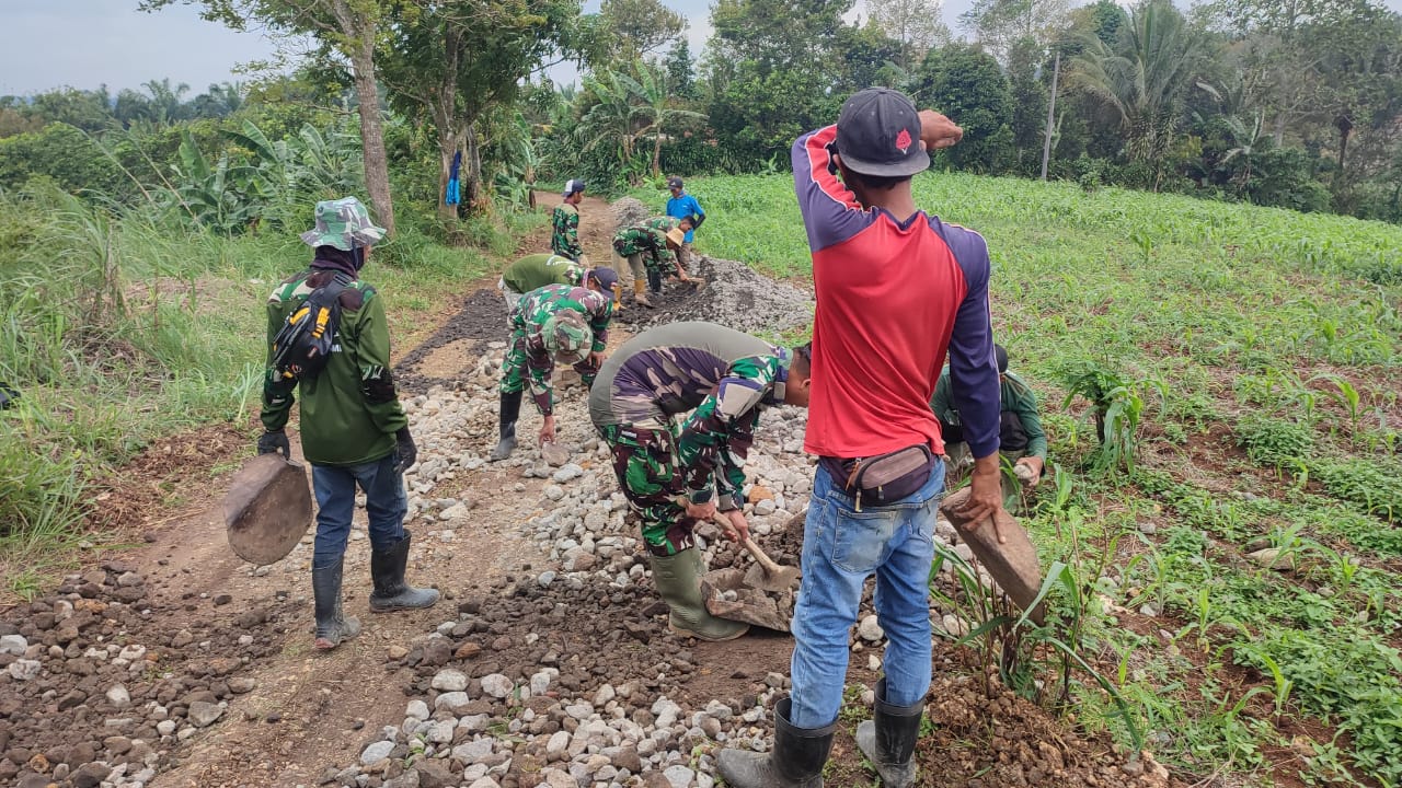 KOMPAK : Warga dan TNI, saat gotong royong melakukan percepatan pelaksanaan pekerjaan pengerasan jalan di Desa Tenjojaya, Kecamatan Cibadak, Kabupaten Sukabumi, pada Kamis (14/03). (FOTO : UNTUK RADAR SUKABUMI)