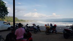 Asyiknya Ngabuburit Memandang Deburan Ombak di Pantai Karanghawu Cisolok