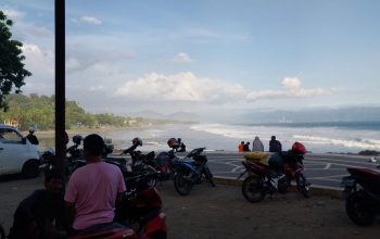 NGABUBURIT : Suasana masyarakat saat berkumpul di sekitar pantai Karanghawu Cisolok saat ngabuburit.(FOTO : NANDI/ RADARSUKABUMI)