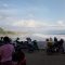 NGABUBURIT : Suasana masyarakat saat berkumpul di sekitar pantai Karanghawu Cisolok saat ngabuburit.(FOTO : NANDI/ RADARSUKABUMI)
