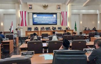 Suasana rapat paripurna DPRD bersama pemerintan daerah jalan komplek perkantoran Jajaway, Desa Citepus, Kecamatan Palabuhanratu.(FOTO : NANDI/RADARSUKABUMI)