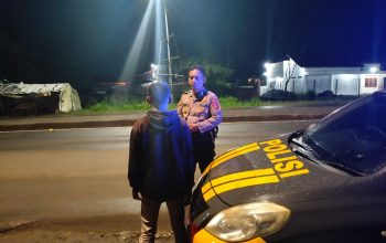 PATROLI : Petugas Polsek Cisaat, Resor Sukabumi Kota, saat melakukan patroli.
