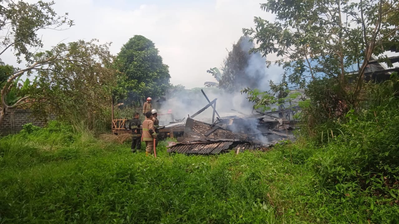 EVAKUASI: Sejumlah petugas Damkar Kota Sukabumi saat berupaya memadamkan api disalah satu villa di Kampung Salaeurih RT4/7, Kelurahan Dayehluhur, Kecamatan Warudoyong, Kota Sukabumi, Jumat (29/3).