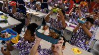 Sejumlah siswa menunjukkan makanan gratis saat simulasi program makan siang gratis di SMP Negeri 2 Curug, Kabupaten Tangerang, Banten, Kamis (29/2/2024). (Sulthony Hasanuddin)