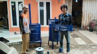 Mahasiswa KKN Universitas Nusa Putra saat menyerahkan Alat insenerator kepada warga RW 03 Desa Cisolok. (FOTO : dok/radarsukabumi)