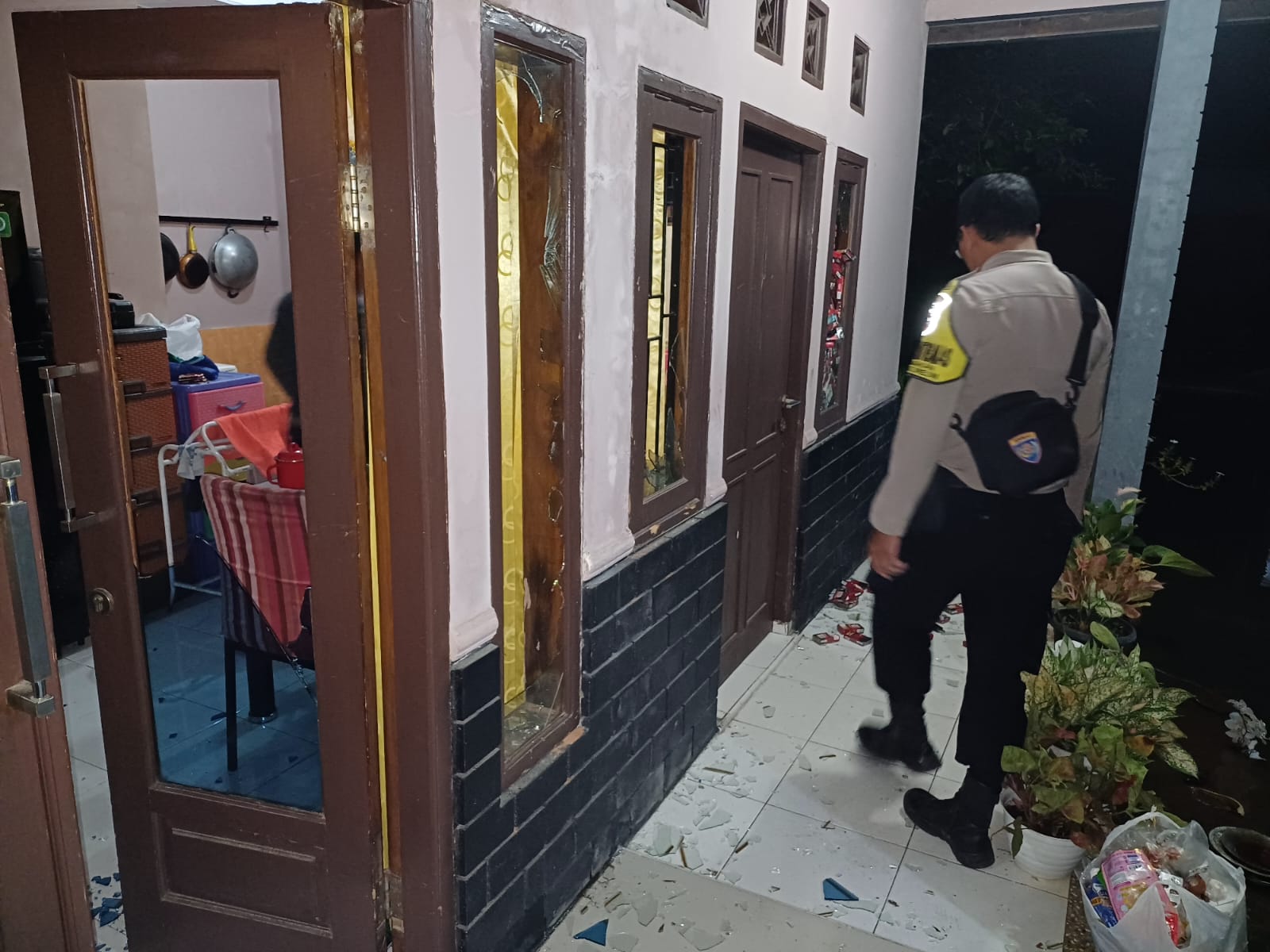OLAH TKP: Sejumlah personel Polres Sukabumi Kota saat melakukan olah TKP di Jalan Selakaso Kulon, Kelurahan Babakan, Kecamatan Cibeureum, Kota Sukabumi, belum lama ini. 