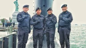Panglima TNI dan Kasad Terima Brevet Kehormatan Hiu Kencana
