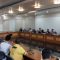 PLENO : Ketua KPU Kabupaten Sukabumi saat memimpin rapat pleno sinkronisasi data di ruang ICU.