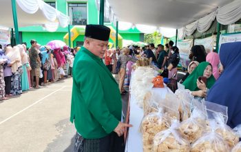 Ketua Tanfidziyah PCNU Kabupaten Sukabumi KH.Dr.ES. Mubarok MSc MM saat memantau pelaksaan gerakan pangan murah (GPM) dan gerakan berkah Ramadan (geber), Senin (18/03/2024).