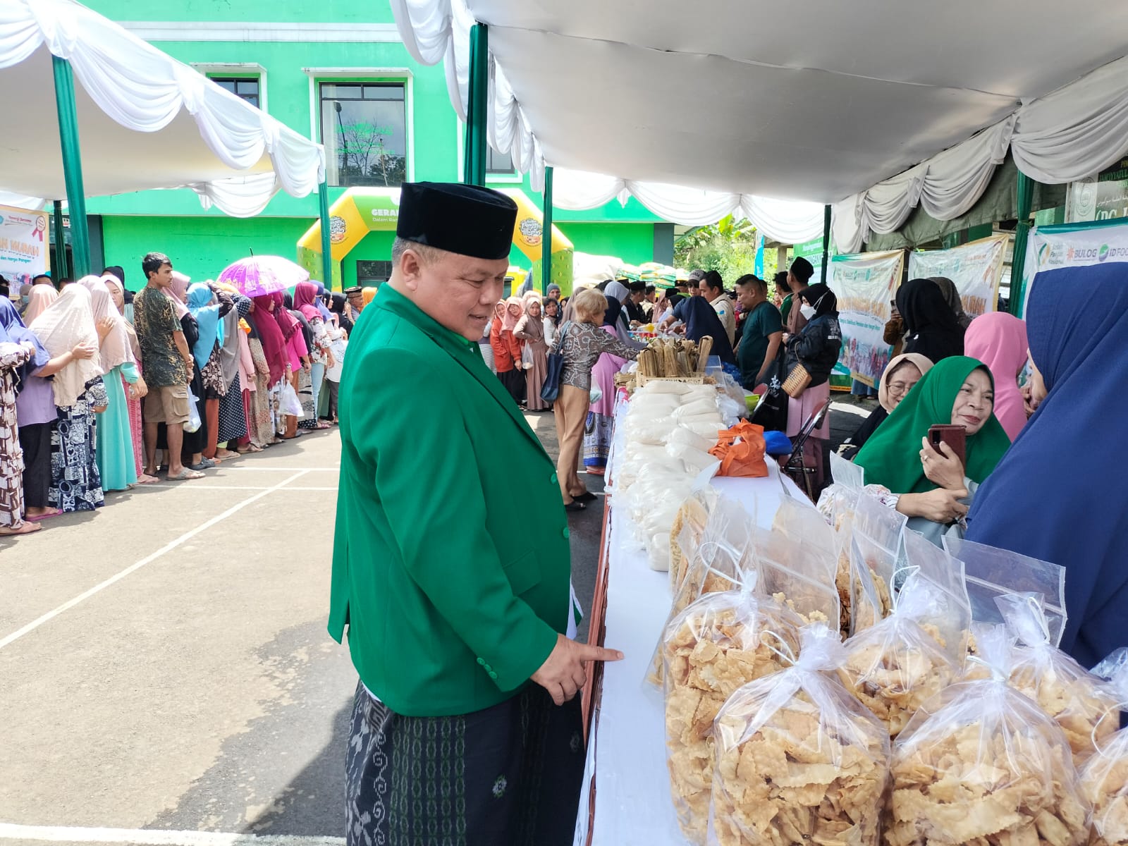 Ketua Tanfidziyah PCNU Kabupaten Sukabumi KH.Dr.ES. Mubarok MSc MM saat memantau pelaksaan gerakan pangan murah (GPM) dan gerakan berkah Ramadan (geber), Senin (18/03/2024).