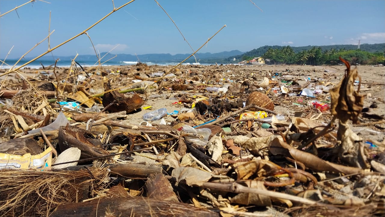 BERSERAKAN : Suasana pantai Citepus muara desa Citepus Kecamatan Palabuhanratu banyak serakan sampah.(FOTO : NANDI/ RADARSUKABUMI)