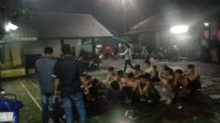 DIAMANKAN : Saat puluhan remaja Sukabumi Team diamankan personel polsek Cicurug Polres Sukabumi. (FOTO : ist)