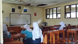 Ruang Kelas SMPN I Jampangtengah Tidak Layak Huni, Kondisi Atap dan Plafon Hancur