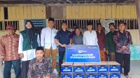 GERAK CEPAT: Tim XL Axiata menyerahkan donasi kepada perwakilan warga di Jalan Jagalan, Kecamatan Purwodadi, Grobogan, Jawa Tengah, Senin (19/2). (XL Axiata for Radar Sukabumi)