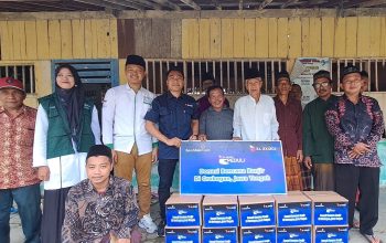 GERAK CEPAT: Tim XL Axiata menyerahkan donasi kepada perwakilan warga di Jalan Jagalan, Kecamatan Purwodadi, Grobogan, Jawa Tengah, Senin (19/2). (XL Axiata for Radar Sukabumi)