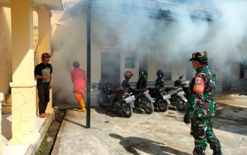ANTISIPASI : Petugas Puskesmas Gunungguruh, saat melakukan fogging untuk membatas sarang nyamuk aedes aegypti.