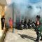 ANTISIPASI : Petugas Puskesmas Gunungguruh, saat melakukan fogging untuk membatas sarang nyamuk aedes aegypti.