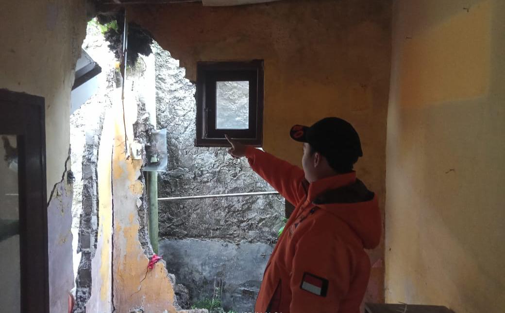 PENGECEKAN: Sejumlah petugas BPBD Kota Sukabumi saat melakukan pengecekan salah satu rumah terdampak bencana alam di wilayah kerjanya, belum lama ini.