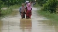 MIRIS : Tangkapan Layar seorang perempuan di Ciemas Sukabumi terjang banjir hendak melahirkan.