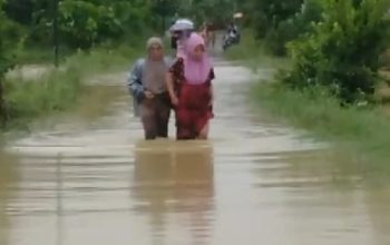 MIRIS : Tangkapan Layar seorang perempuan di Ciemas Sukabumi terjang banjir hendak melahirkan.