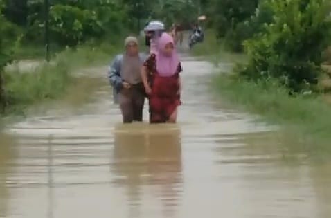 MIRIS : Tangkapan Layar seorang perempuan di Ciemas Sukabumi terjang banjir hendak melahirkan.